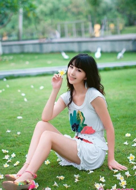 90后美女街边咖啡厅外时尚写真