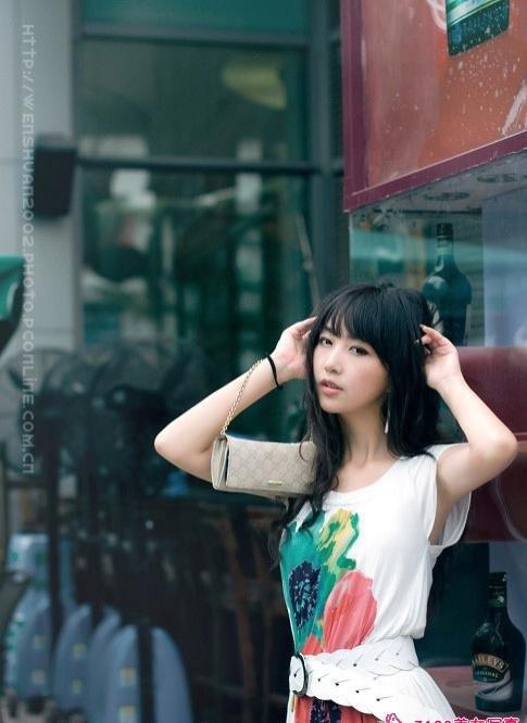 90后美女街边咖啡厅外时尚写真