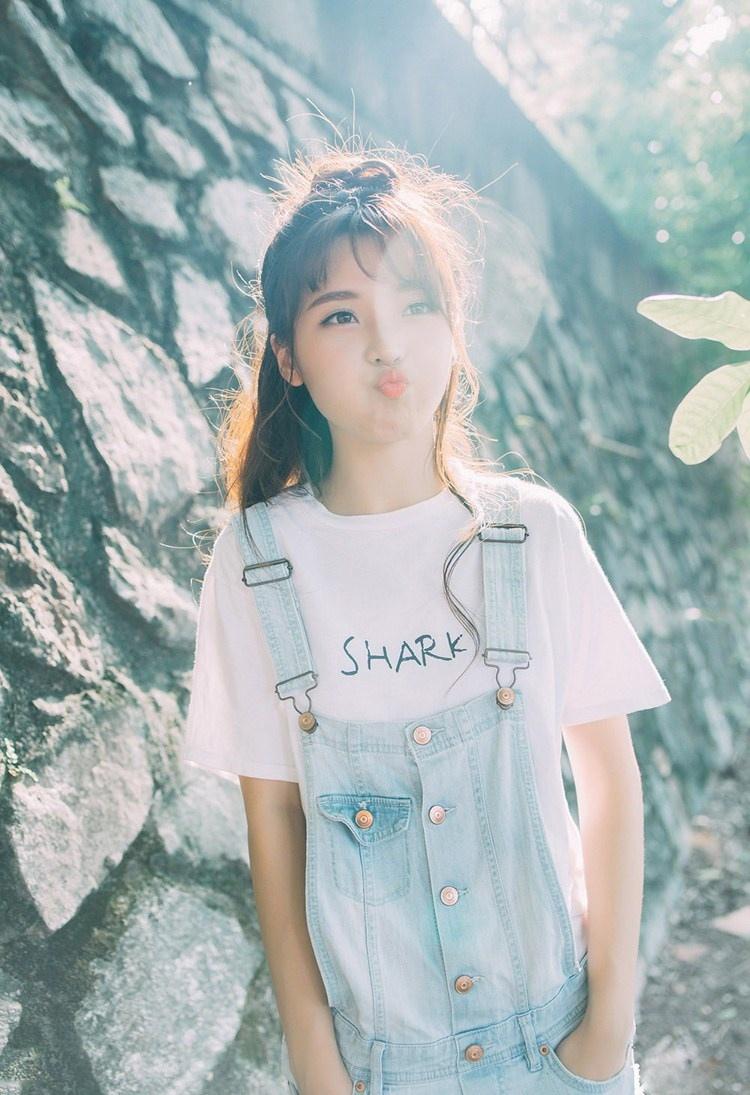 简约T恤衫俏皮女孩校外游玩