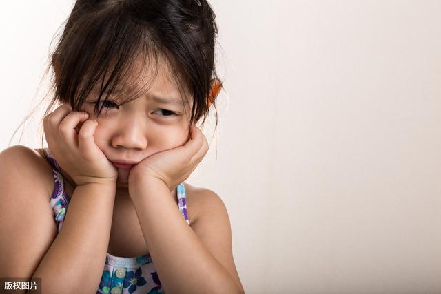 男孩玩小鸡鸡，女孩夹腿，家长别急着骂，先从自己找原因