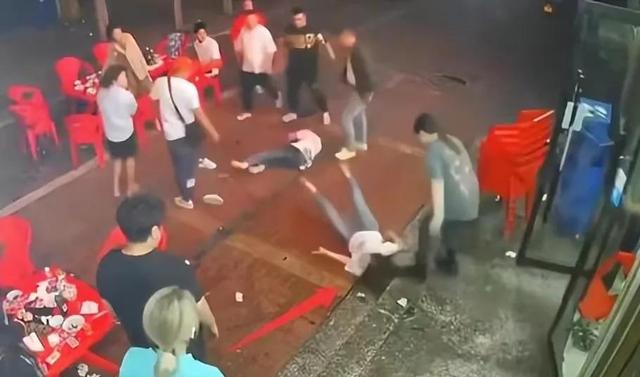 唐山事件：明明有两个女孩受伤住院，为何只有一个人的照片？