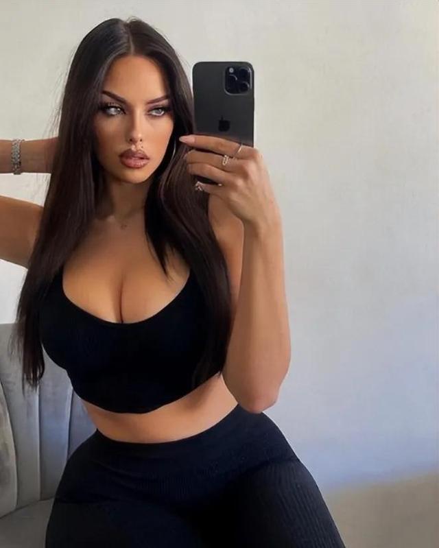 火辣的曲线，迷人的面孔，欧美性感IG网红：Isabella