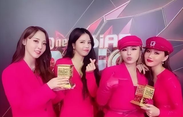 超短裙里不穿安全裤，韩国女团着装又惹争议，为了人气不择手段