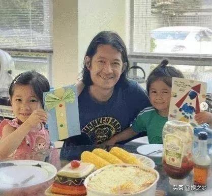 钟嘉欣竟在家生娃！全身赤裸躺浴缸用力，助产士忙孕肚浇水剪脐带