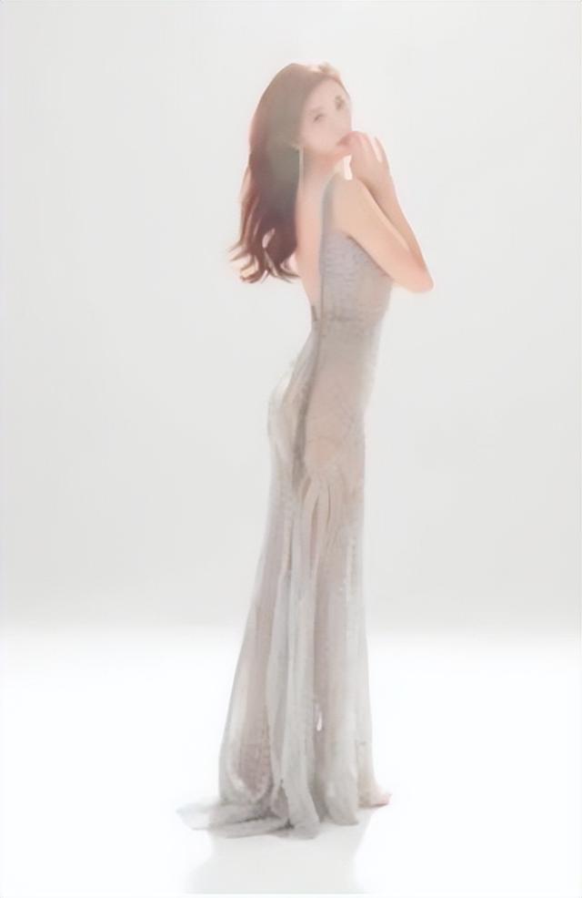 47岁林志玲产后拍写真,穿镂空透明长裙超大胆,身材火辣超级性感