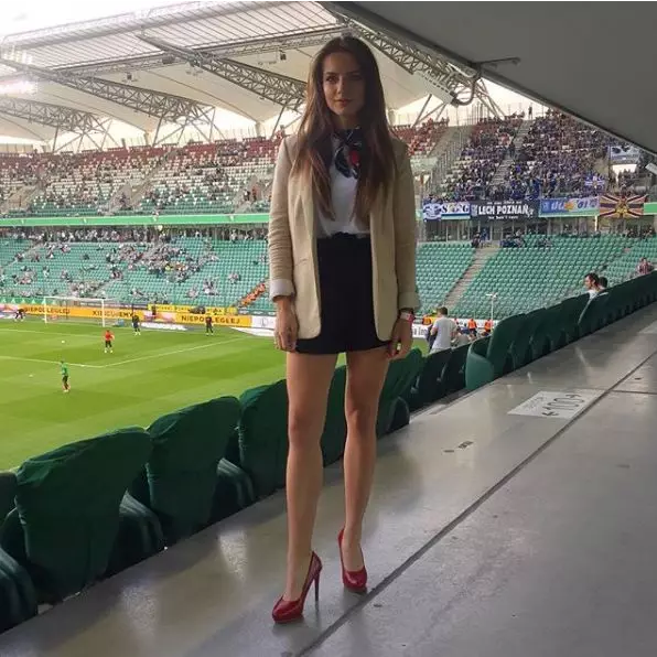 21岁的全球最性感女裁判，用美貌与情商征服球员