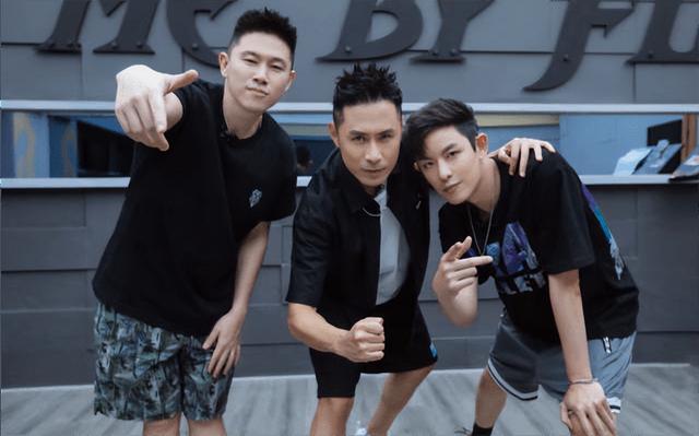 39岁男星曝恋情！与美女十指紧扣当街拥吻，女方打扮性感身材苗条