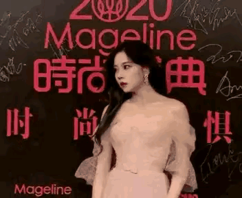 肩带崩断、裙下走光,这些女明星走红毯的社死瞬间,画面太尴尬了