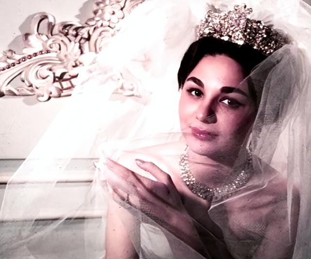 伊朗末代王后：嫁给3婚大19岁国王，母凭子贵坐稳后位