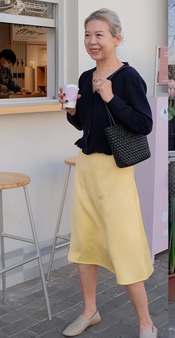 六七十岁的女人要知道：不烫羊毛卷、不穿老年装，反而时髦洋气