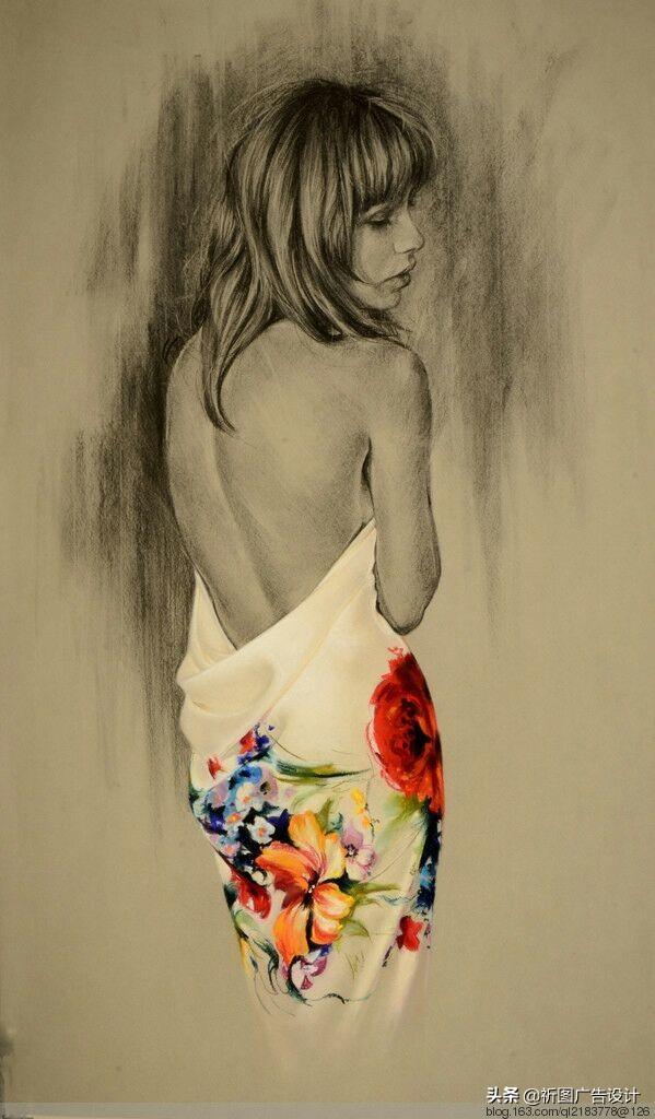她的木炭粉彩画堪称一绝，性感素描将人体线条展现的性感迷人