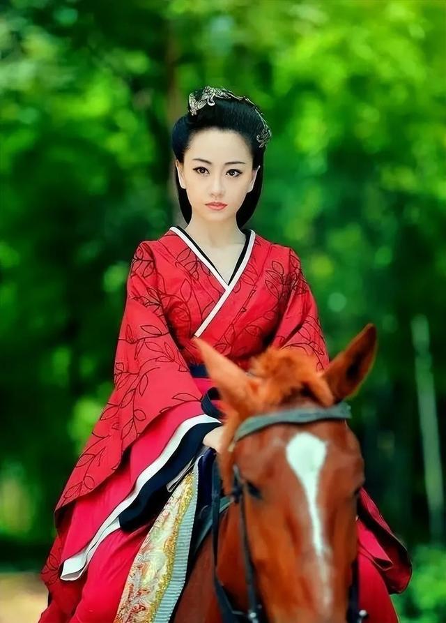 16位女明星骑马大PK！小枫唯美、刘涛好酷、左大玢最让人意外