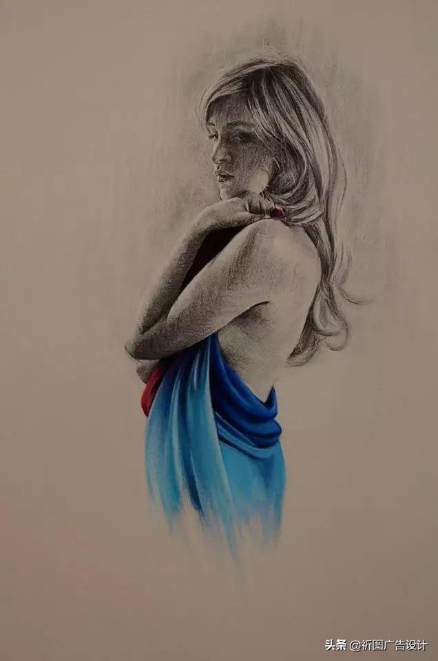 她的木炭粉彩画堪称一绝，性感素描将人体线条展现的性感迷人