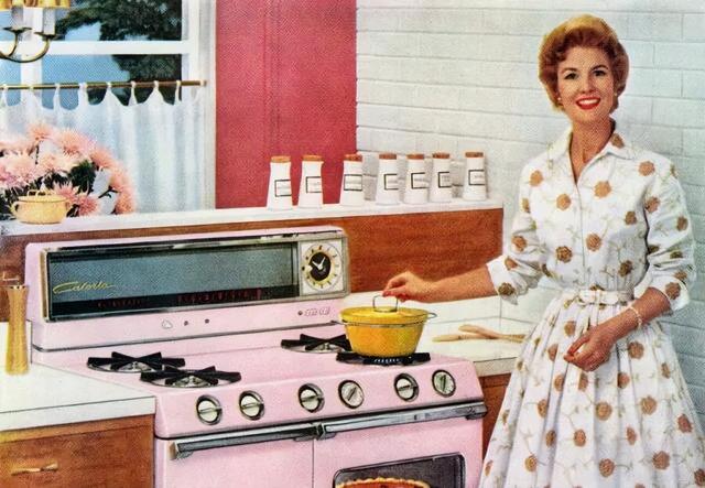 1952年,4个美国少妇正在晒日光浴,当时已经如此开放了