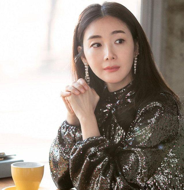 44岁韩国知名女星崔智友顺利产女,与小9岁圈外男友结婚如今幸福