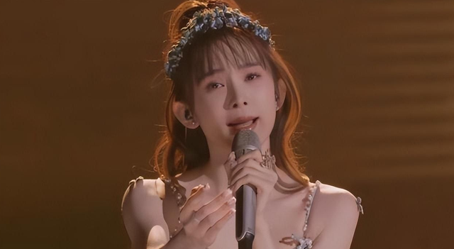 肩带崩断、裙下走光，7位女星走红毯的社死瞬间，画面太尴尬了