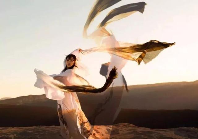 90后中国姑娘，在澳洲街头搞“事情”，竟然美哭外媒、惊动CCTV