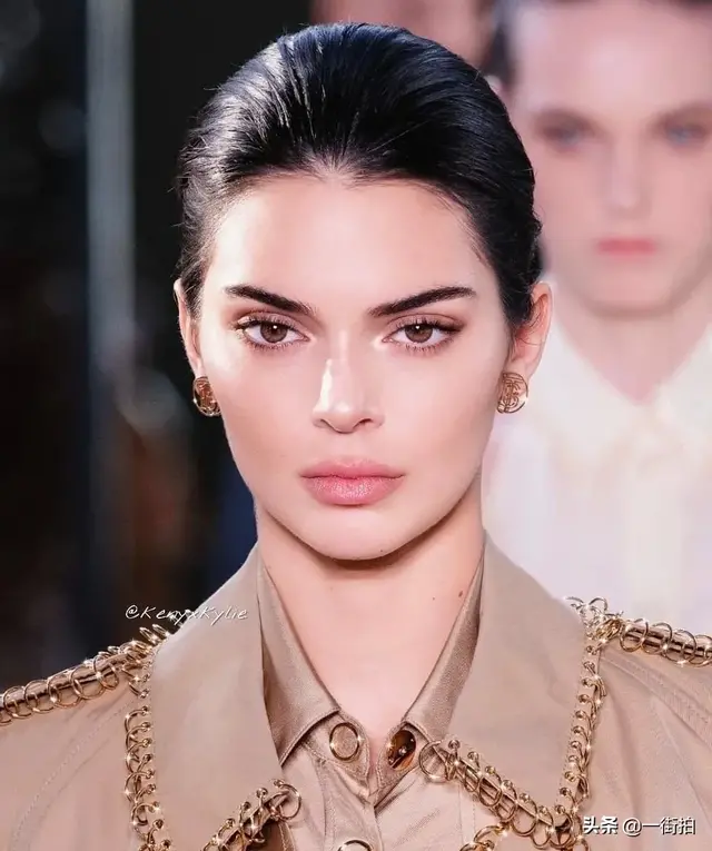 卡戴珊“最完美”身材肯豆爆照,真空马甲大秀人鱼线,顶级辣妹