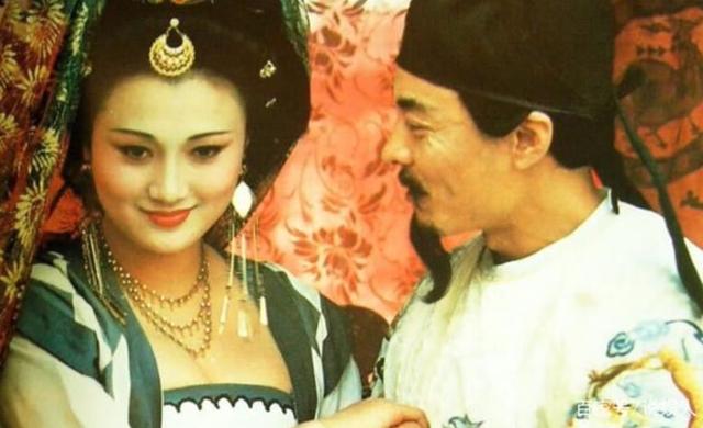 “美人出浴”别尬演，有人一眼万年，有人我想把她按回水里