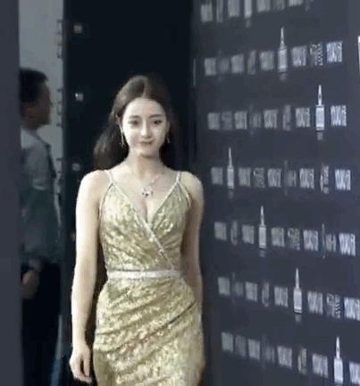 肩带崩断、裙下走光,这些女明星走红毯的社死瞬间,画面太尴尬了