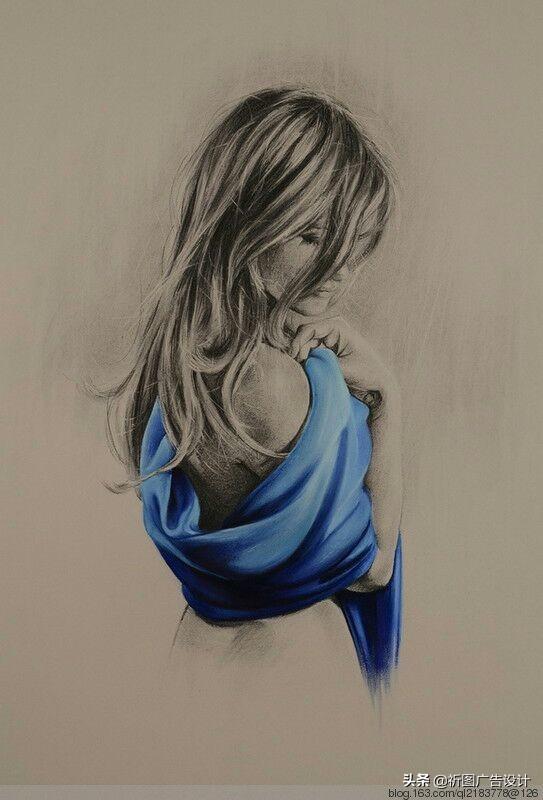 她的木炭粉彩画堪称一绝，性感素描将人体线条展现的性感迷人