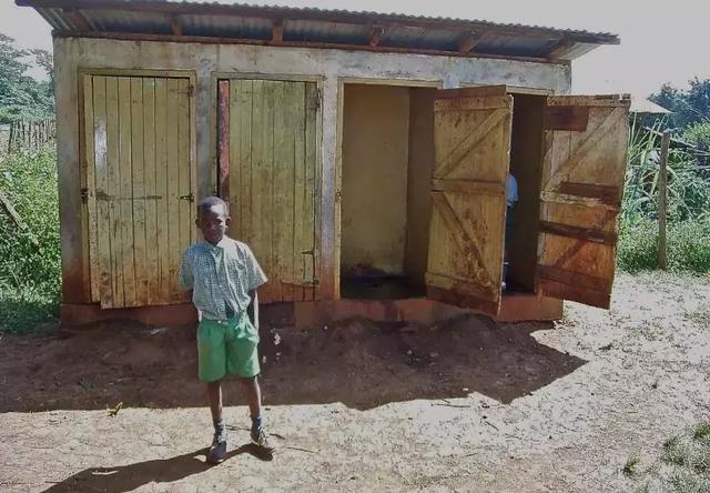 比尔·盖茨为非洲盖史上最牛厕所！全程不用一滴水，排出来还能喝