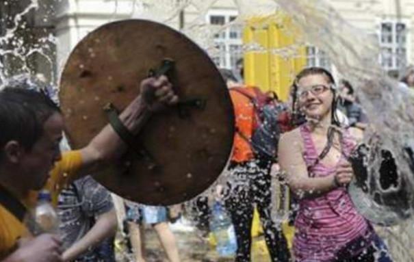 乌克兰美女愁嫁，泼水节上大尺度湿身，性感身材完全暴露