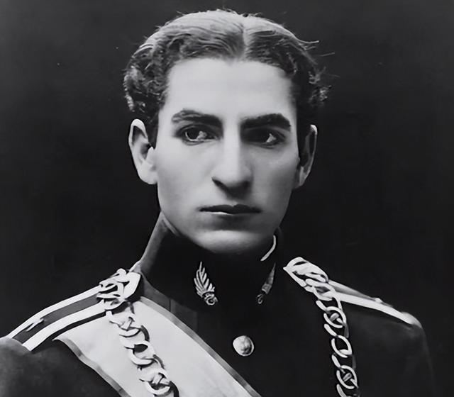 伊朗末代王后：嫁给3婚大19岁国王，母凭子贵坐稳后位