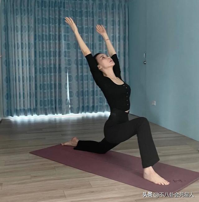 这7位女星一个比一个爱秀身材，露腰泳衣，透视装，紧身衣