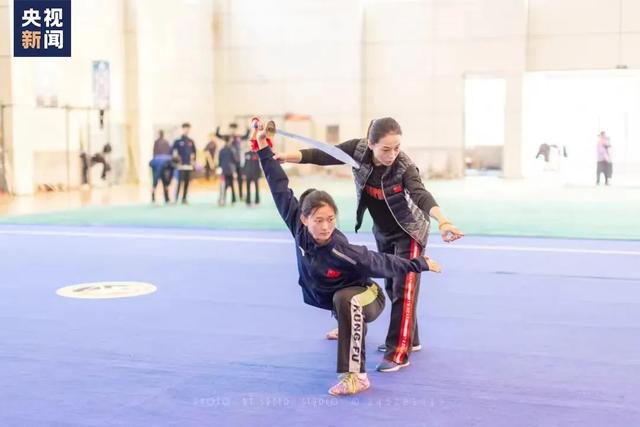 “拿了金牌就来大学报到了！”三大央媒点赞这个山东女孩，身份不简单