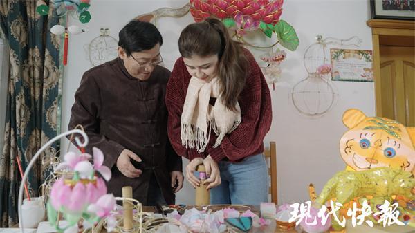 00后外国美女，寻访秦淮灯彩“魔术师”