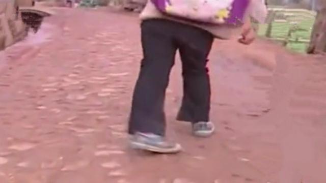 年幼女孩被绑八年，每天家里传出哭声，父母：“我们也不想的。”