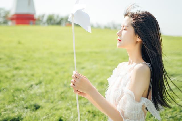 蕾丝裙美少女室外清新写真