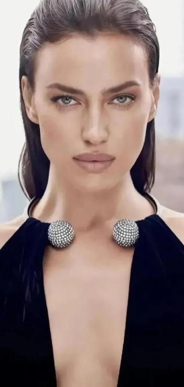 超模伊莲娜凭实力碾压乔治娜,大波浪风情万种,腰臀黄金比例封神