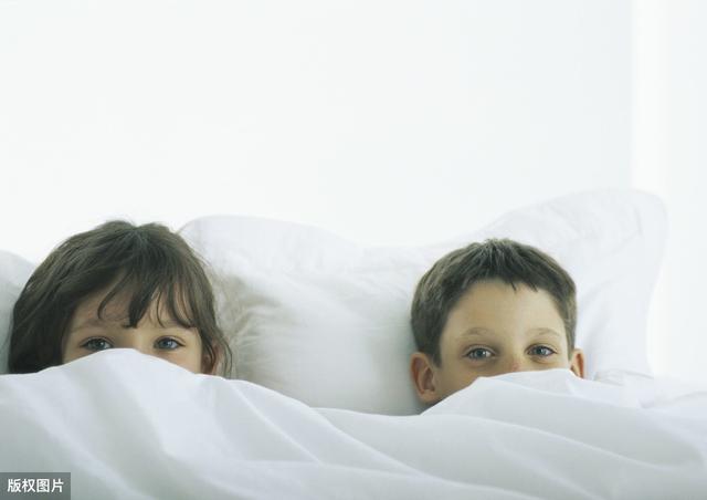 男孩玩小鸡鸡，女孩夹腿，家长别急着骂，先从自己找原因