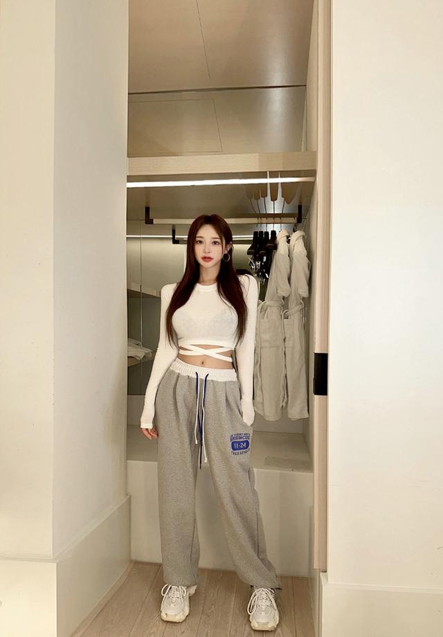 辣妹装太适合春天了，甜美酷飒的风格，回头率百分百