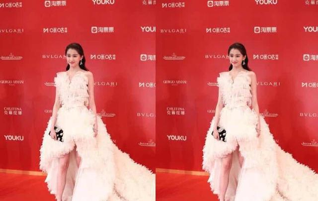 换装后的关晓彤，少女感爆棚