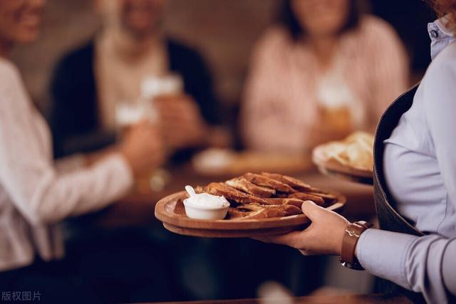 老板爱上女服务员，生儿子后给买2套房，男子病危却不管不顾