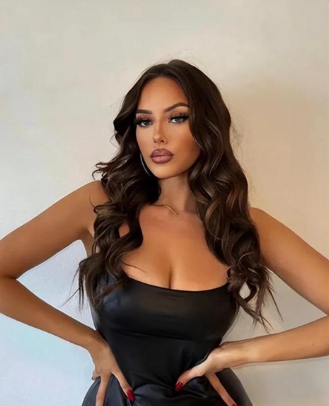 火辣的曲线，迷人的面孔，欧美性感IG网红：Isabella