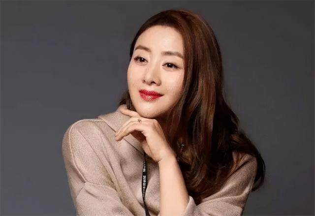 她曾被前夫一巴掌打跑!二婚嫁给体操世界冠军,如今婚姻幸福甜蜜