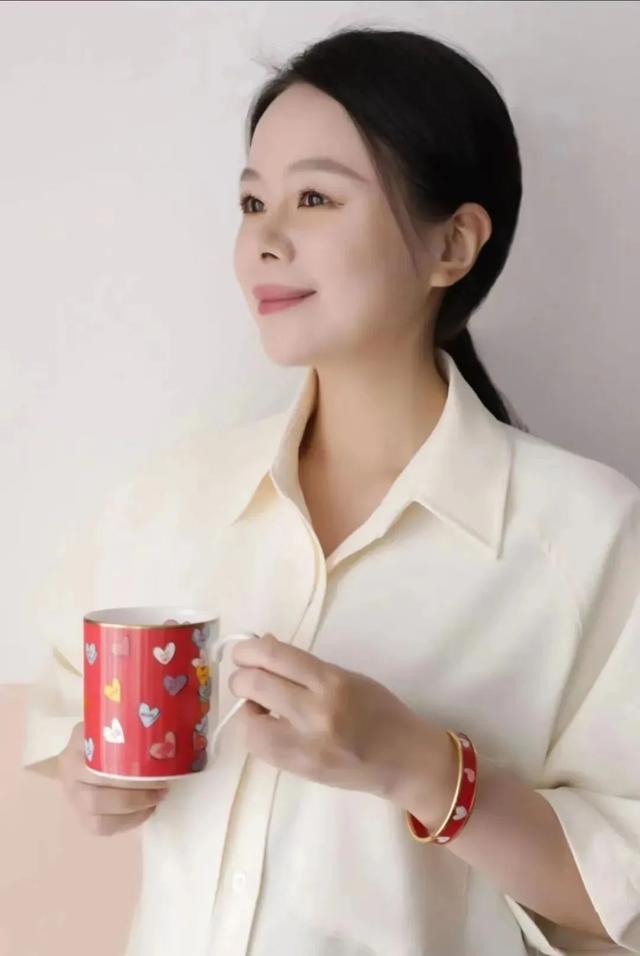 凯特、戴妃同款手镯，英国王室都爱的瓷器，情人节送礼大气有格调