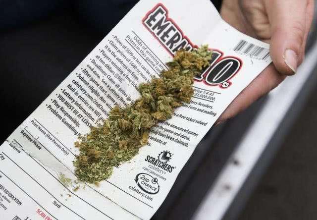 98年美国女子在家赤裸身亡，留下180处伤口，一张照片成破案关键