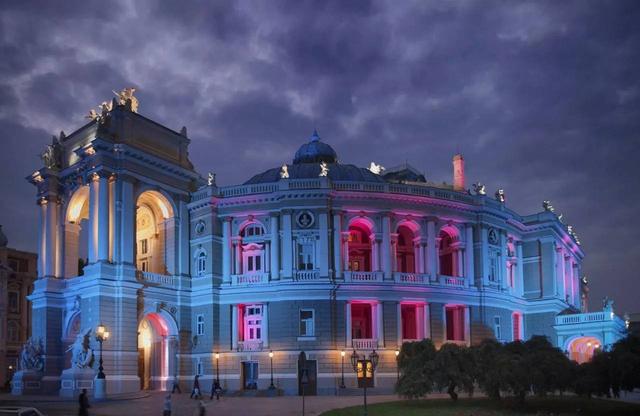 在盛产美女的乌克兰，只拿200块能干啥？看完：太值得了