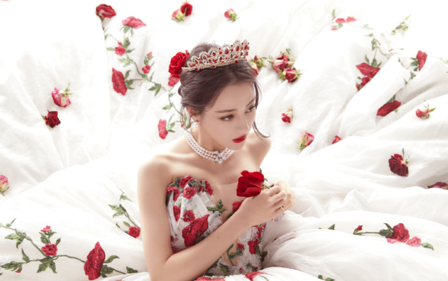 2020年女星红毯十大惊艳造型，可爱在性感面前不值一提