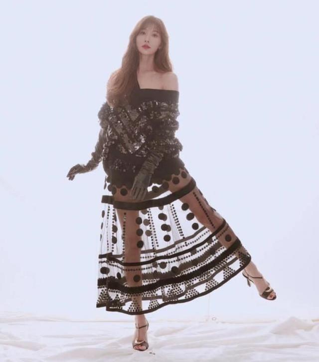 47岁林志玲产后拍写真,穿镂空透明长裙超大胆,身材火辣超级性感