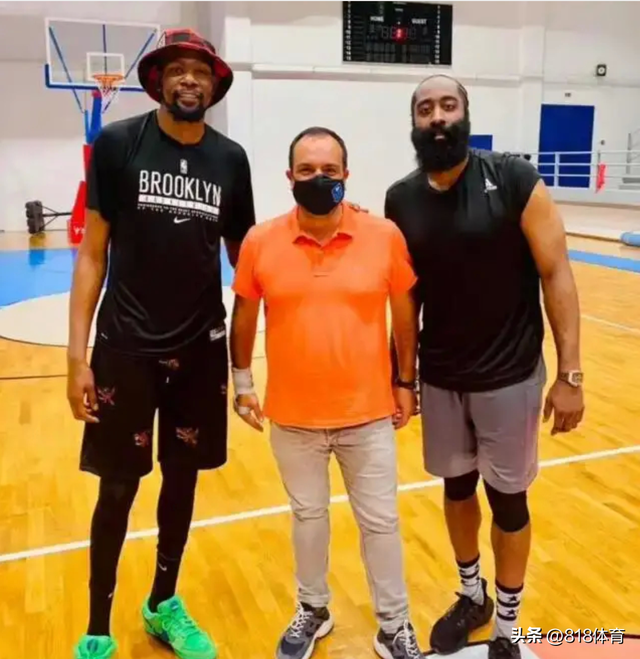 女人缘!哈登光顾巴塞罗那普拉提俱乐部,搂着3位白人美女咧嘴大笑