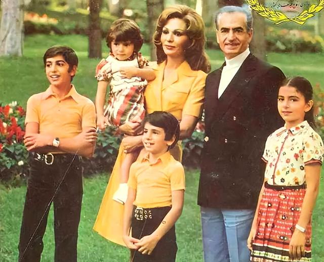 伊朗末代王后：嫁给3婚大19岁国王，母凭子贵坐稳后位