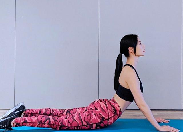 “亚洲第一美女”克拉拉每天秀运动照，但大家看的却是她完美身材