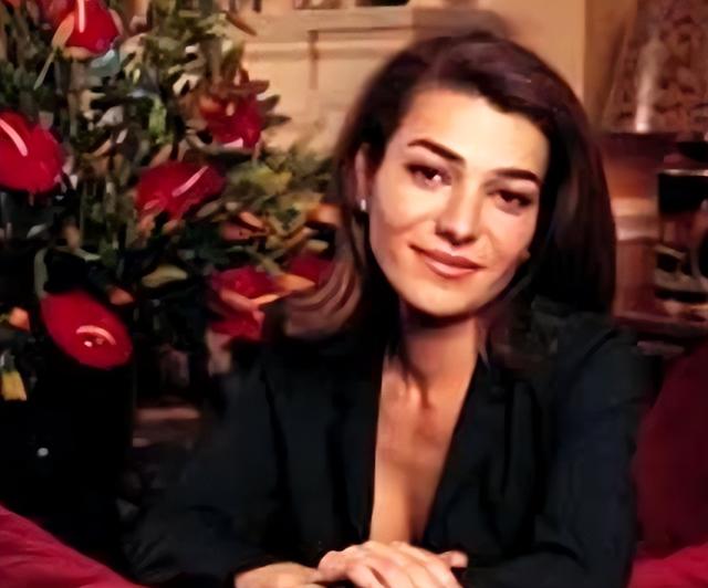 伊朗末代王后：嫁给3婚大19岁国王，母凭子贵坐稳后位