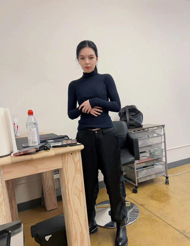 20岁法图麦晒性感美照！秀蛮腰美艳高挑神似爸，或美国出道当演员